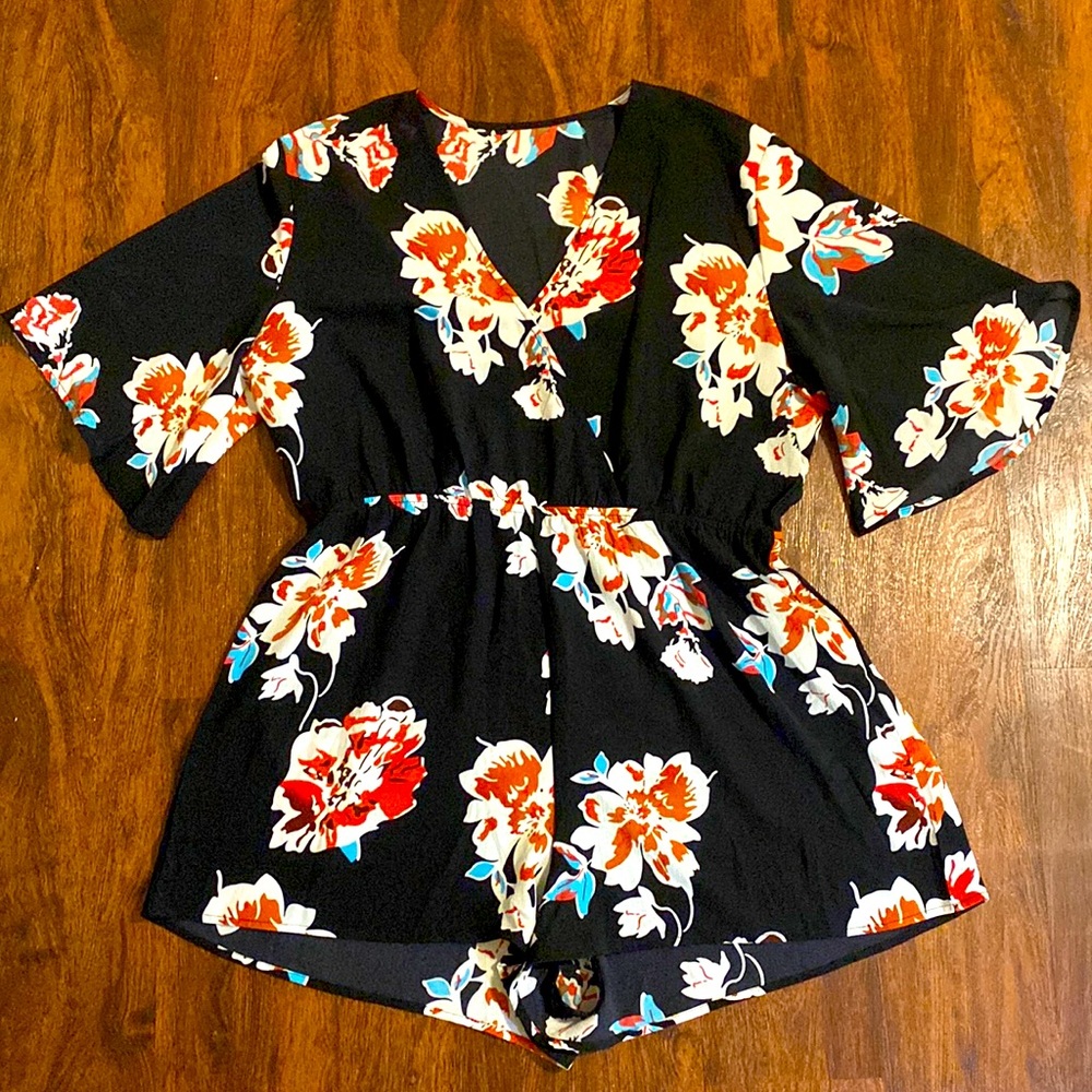 Size large floral romper, never worn great condition!
